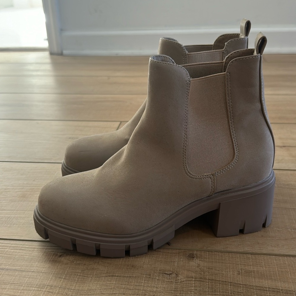 MIA trendy platform boot